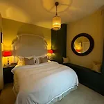 Homely Flat, Near Notting Hill