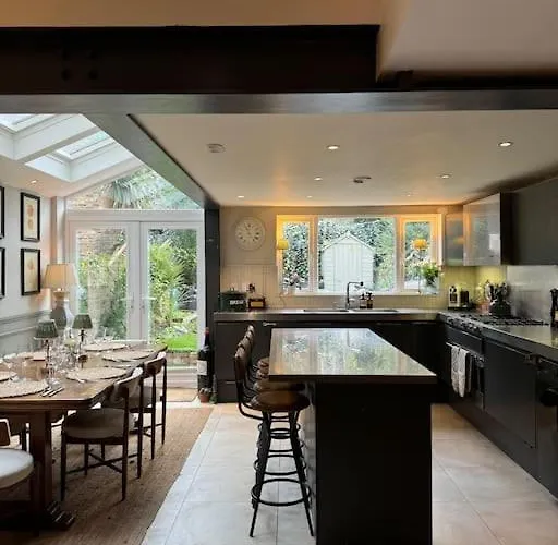 Homely Flat, Near Notting Hill