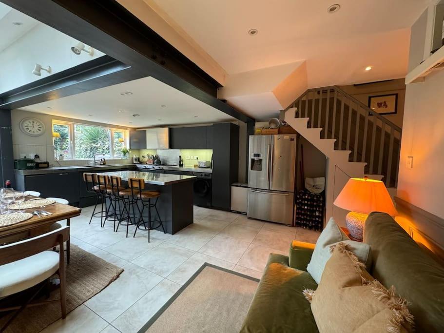 Homely Flat, Near Notting Hill Londra